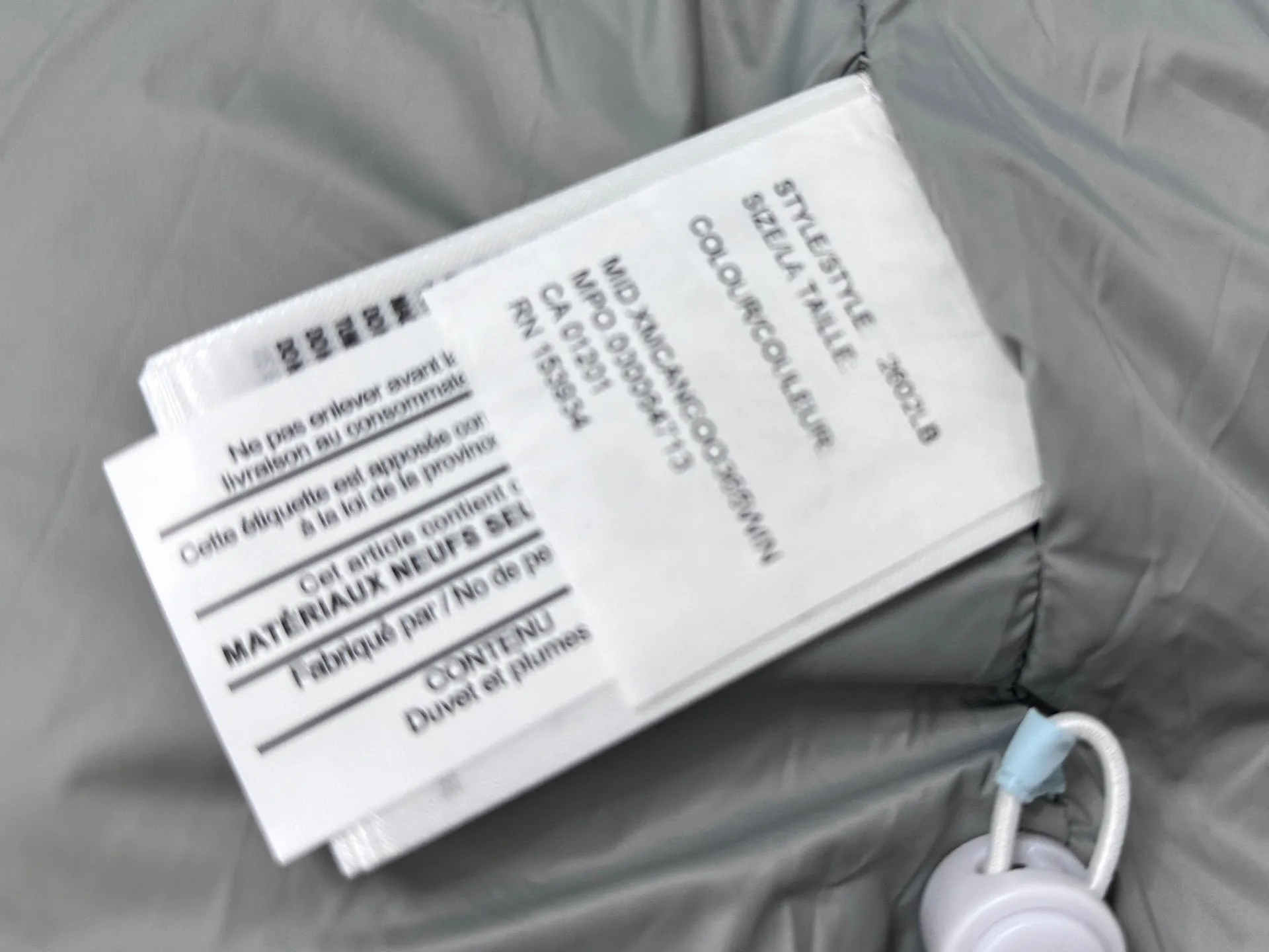 P740 【𝗖𝗔𝗡𝗔𝗗𝗔 𝗚𝗢𝗢𝗦𝗘】Capsule Series Macaron White Label Fabric: Made of soft EnduraLuxe fabric imported from DuPont, CORDURA, USA, which enhances the durability of easy-to-wear parts, is lightweight and durable; the liner is made of 400T anti-velvet gallbladder, which is comfortable, soft and non-velvet. : Equipped with a detachable hood, which can be adjusted in two directions, and is also filled with down, which brings greater softness and wrapping around the head and neck, and is full of warmth. This parka features white trim on the back and sides, and the hardware locks are all original and custom-made to match the muted fabric color. Goose label: The official website’s new series of silicone material labels, non-embroidery labels. Length: Fit hip-length. Size: XS-L